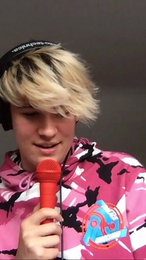 We live for these randomly awkward moments, especially when it’s @_ehiz 😂