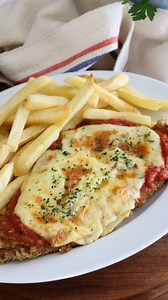 Milanesa Napolitana al Horno 🙌🏼 Noche ideal para disfrutar de unas ricas milanesas, te mostramos paso a paso cómo prepararlas en casa! Ingredientes: - Nalga Feteada 500 Gr. - Huevo 2 u. - Leche 30 Ml. - Ajo 2 dientes - Perejil a gusto - Sal 1 Cdita. - Pimienta a gusto - Pan Rallado 300 Gr. - Salsa para Pizza 200 Gr. - Queso Mozzarella 150 Gr. - Orégano a gusto En un bowl colocar el ajo y el perejil picados. Añadir los huevos, la leche y salpimentar a gusto. Batir bien para incorporar y reserva