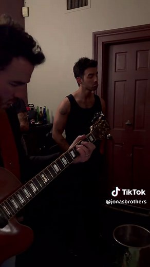 a little unreleased “When You Know” backstage at Joe & Friends 🤎 Greetings From Your Hometown album out Aug. 8th