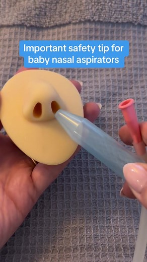 Parents, there’s a reason why the NoseFrida doesn’t fit into your baby’s nostril: It’s not meant to! Inserting something like a bulb syringe deep into your baby’s nose can actually irritate the lining of their nasal passages, which are already swollen and irritated from whatever is causing their stuffy or runny nose—whether it’s a cold, the flu, RSV, or even seasonal allergies. Pro tip: Always use saline before sucking their boogers to help loosen snot and create a tight seal for suction. #paren