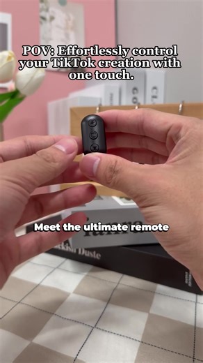 Tired of your phone arm? This finger remote scrolls TikTok for you. And zoom hands-free game changer!#scrollingring #tiktokremote #fyp #CameraRemote