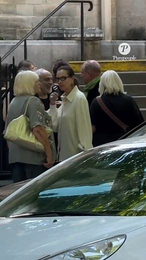 Purepeople on Instagram: "EXCLU — Carole Bouquet présente aux obsèques de son ex-compagnon Francis Giacobetti, à la chapelle Saint-Pierre de Neuilly 🕊️ @francisgiacobetti @carolebouquet_officiel Carole Bouquet a assisté ce jour, avec beaucoup d’émotion, aux obsèques de son ex-compagnon, le photographe Francis Giacobetti. La cérémonie s’est tenue à la chapelle Saint-Pierre de Neuilly, en présence de proches, amis et personnalités du monde de la culture venus lui rendre un dernier hommage. #Carol