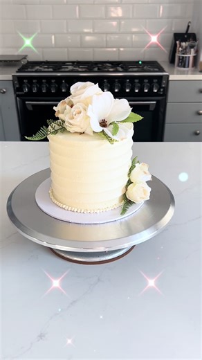 Did someone say, “pre wedding wedding cake”? I’m all here for it 🥂 #redvelvet #weddingcake #floralweddingcake #baker #whitecake