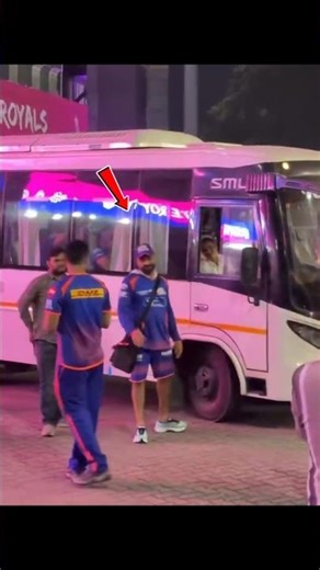 Rohit Sharma ne apni Fans ko Auto graph dekr sbka dil jeet lya ❤️ #rohitsharma #cricketshorts #cric