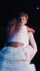 En historie om dem, der elsker – og dem, der mister 💔 I ROMEO & JULIE bliver ungdommens forelskelse et spejl på den evige kløft mellem forældre, der prøver at forstå, og teenagere, der vil forstås. Ingen af delene lykkes. En fortælling om forventninger, generationer og magtesløsheden, når mennesker mister grebet om dem, de elsker allermest. Spiller til den 30. oktober på Betty Nansen Teatret | Betty Nansen Teatret