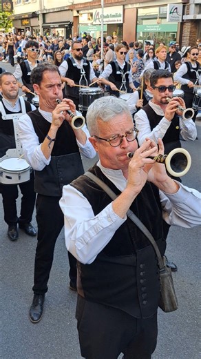 📍 Les locaux de l'étape à la parade des Nations Celtes au Festival Interceltique de Lorient : le bagad de Lorient. #morbihan #bretagne #lorient #festivalinterceltique | Actu Morbihan