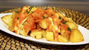 La mejor tapa de bar, PATATAS BRAVAS receta paso a paso! Ingredientes: para 4 personas -5 patatas medianas -perejil fresco (para decorar) Para la salsa brava: -1 diente de ajo -1/2 cebolla -1 ch de pulpa de pimiento choricero -1 chile habanero -5 tomates maduros -1/2 chta de comino en polvo -1 chta de pimientón dulce -1 chorro de vino blanco -aceite de oliva -1 pizca de azúcar -sal y pimienta negra molida Para la ajonesa: -1/2 diente de ajo -1 huevo (L) -150 ml de aceite de girasol -jugo de limó