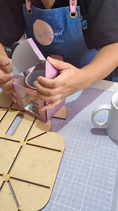 Te enseñamos a cómo usar el molde de caja para taza😊✨ Es muy fácil y sencillo ☝️🤓❤️ - - - - #diy #manualidades #manualidadesfaciles #molde #moldesdetrupan | Fase Market