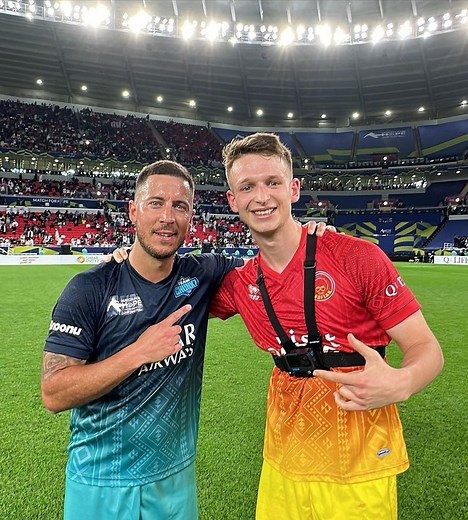 814K views · 4.1K reactions | Eden Hazard a rechaussé les crampons hier dans un match caritatif ! Et le moins que l’on puisse dire, c’est qu’il n’a toujours pas perdu son touché de balle divin ! Crochet, dribbles, passe décisive, but, coup du foulard. Notre maestro a encore épaté les supporters venus en masse pour assister à cette rencontre !  #hazard #footballedits #edenhazard #belgique #football #skills | Diables Rouges - CDM 2026 | Facebook