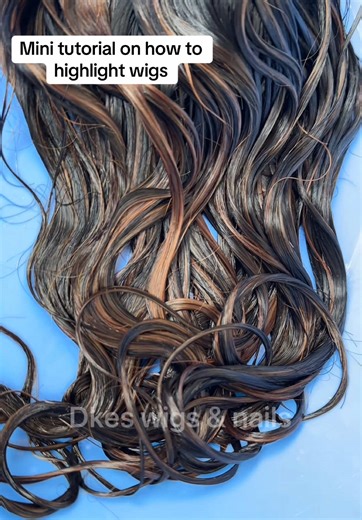 This is a mini tutorial oh how to add highlights on your wigs. Kindly send us a dm for our coloring services or call the number in our bio #dkeswigs #coloringtutorial #howtohighlight #addinghighlightstoawig #wigcoloring