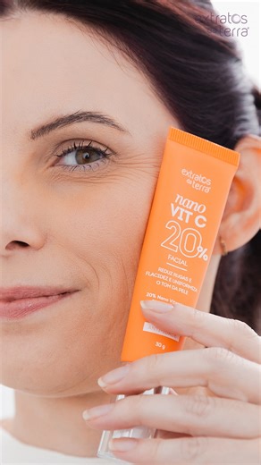 Extratos da Terra Oficial | Skincare on Instagram: "Uma rotina para cuidar dos sinais da idade com praticidade e eficácia. O Kit Vai com Tudo com Vitamina C combina limpeza suave e tratamento intensivo para ajudar a reduzir rugas, flacidez e manchas, atuando em todos os tipos de pele. Inclui: ✔ Sabonete com Vitamina C para deixar a pele limpa e iluminada ✔ Nano Vit C 20% para tratar as rugas, a flacidez e uniformizar o tom da pele Cuide da sua pele com o que há de melhor! 🧡 💜"