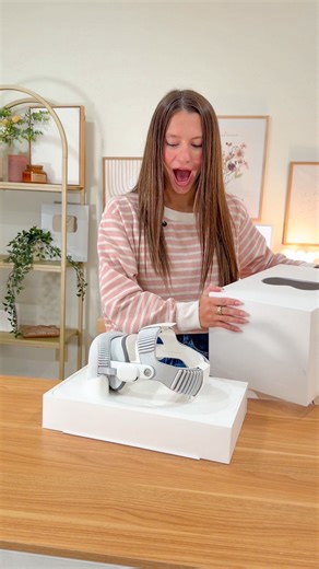 JULIA BARTROM on Instagram: "currently freaking out over here because the apple vision pro is INSANE!! let’s unbox the new m5 vision pro together!! 🩶🤩 #visionpro #applevisionpro #unboxingasmr"