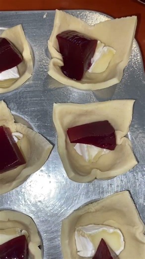 Super EASY, 3 ingredient dessert that’s a crowd pleaser