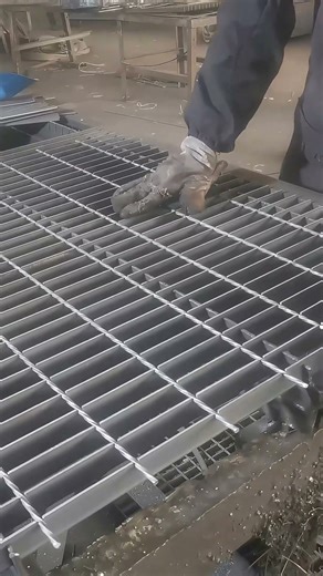 Inside the Making of 15W4 Steel Bar Grating | Precision Welding & Heavy-Duty Engineering #welding