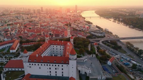 Bratislava shora: Hrad, most a záře Dunaje