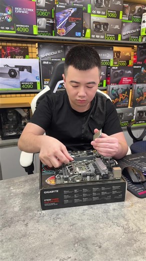 Đang làm mà hàng xóm cứ tất niên , mất hết cả tập trung