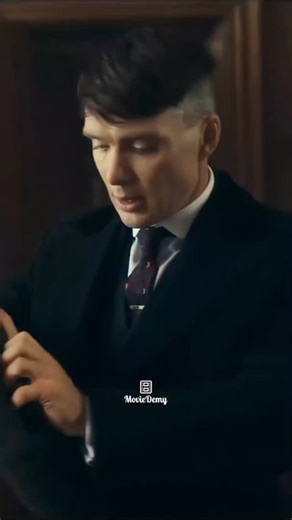 Best.Movie.Collection on Instagram: "I. Dünya Savaşı sonrası Birmingham’da geçen dizi, Shelby ailesinin yeraltı dünyasındaki yükselişini anlatır. Zekâsı, soğukkanlılığı ve karizmasıyla öne çıkan Thomas Shelby, aileyi küçük çaplı işlerden büyük bir suç imparatorluğuna taşırken; güç, ihanet, siyaset ve travmalar iç içe geçer. Karanlık atmosferi, güçlü diyalogları ve unutulmaz müzikleriyle modern bir klasik. 🎬 Peaky Blinders ⭐ 8.8/10 🏷️ Suç, Dram, Tarih ⏱️ Bölüm süresi: ~60 dk 👥 Cillian Murphy, 