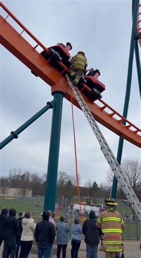 Roller Coaster Rescue – Calm Mid-Air Evacuation