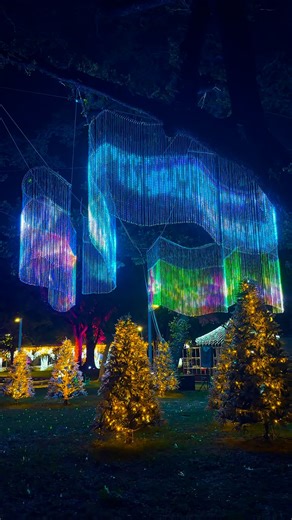 全台最南端的夢幻耶誕城 📍屏東。2025 屏東耶誕節 Pingtung , 2025 Pingtung Christmas 這次以聖誕村為主題 共14組燈飾及三顆聖誕樹 從屏東火車站至屏東公園緩緩點亮夜空 延續雙主燈設計 包含火車站前「星願聖誕樹」 及屏東公園裡「聖誕派對」 - 1.屏東公園主燈-聖誕派對 2.精靈之塔 3.聖誕小屋 4.舞動精靈 5.光之森林 6.極光之心 7.北國雪屋 8.冰山奇遇 9.聖誕大道 10.生命樹 11.歡樂屏東 12.熊熊甜點站 13.屏東光環境 14.屏東車站主燈-星願聖誕樹 - ▫️浪漫下雪 每週六、日及國定假日18:00～22:00 屏東公園耶林大道每個整點鐘聲發生 ▫️燈光表演 每日亮燈時間17:30 ～22:00 自18:00開始第一場演出，每場皆3分鐘 屏東公園主燈-聖誕晚會：每30分鐘1場。 屏東車站主燈-星願聖誕樹：每15分鐘1場。 舞動精靈：每5分鐘1場。 極光之心：每15分鐘1場。 聖誕大道：每15分鐘1場，節慶嘉年華會下雪時間展覽 - ▫️時間：202511/18-2026/1/4 ▫️地點：屏東縣屏東市公園路 - #台灣景點