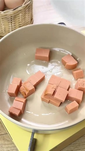 Before signing the contract with my client, Ibought him a coffee. The client took one sip. #329155