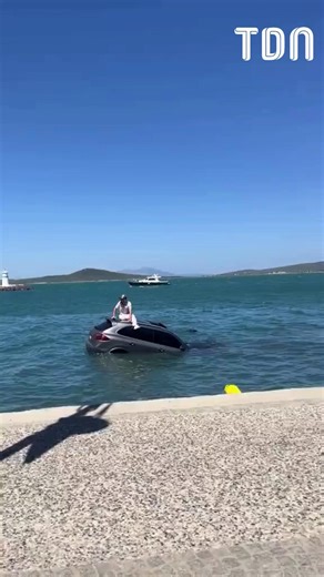 44K views · 103 reactions |  Il pense que sa voiture peut rouler sur l’eau… et finit perché sur le toit en train de couler ! | Le Tribunal Du Net | Facebook