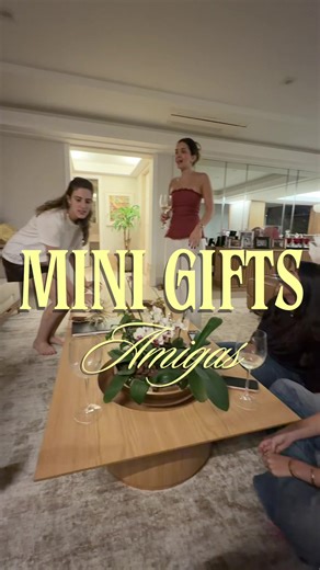 Amigas se divertem com troca de presentes no Natal