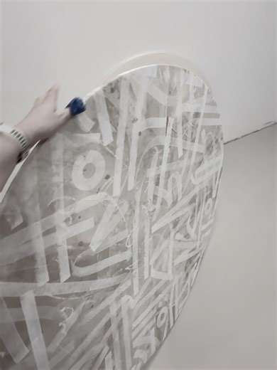 Kate Paul on Instagram: "Do you see one element in this photo that doesn’t fit? Look closely. This beige tondo comes from one decision: reduction. Neutral color. Closed, complete form. The circle gives the space stability. Beige doesn’t take over but works with the light and the room around it. This is a painting meant to live with you over time. You’ll never forget it. So if you’re looking for something that doesn’t belong here, you probably won’t find it. And that’s exactly the point. I’ll nev