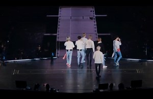 when jungkook and hobi pretended to play baseball on stage and the army bombs lit up to spell out “HOPE RUN” after hobi ‘swung the ball’ 🥺 ctto. ~KookieWifeu💜 | BTS with LUV⁷