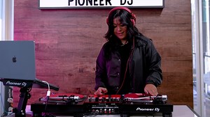 Watch DJ Javin’s technical routine on the DJM-S5 and afterwards her breakdown of how she executes its unique features 🔥 Filmed at DJcity / Beatsource in LA. To find out more on the DJM-Series range of battle mixers visit www.pioneerdj.com | AlphaTheta/Pioneer DJ Global