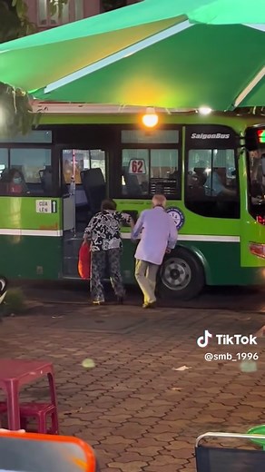 Họ đã tha thứ cho nhau bao nhiêu lần để đỗi lại cái nắm tay khi tuổi già ❤️
