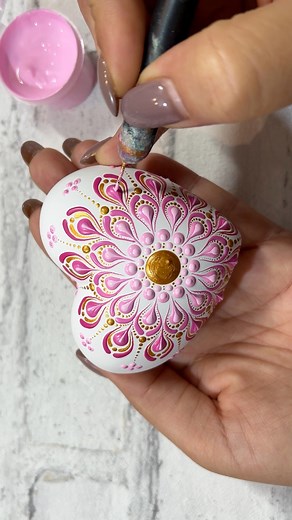 Dot Art Mandala Heart Painting🎨🩷🤍✨ #mandala #painting #heart #love #dotart #dotpainting #mandalastones #acrylic #decor #satisfyingart #artprocess #mandalalove #artofpoints #creativity #art #meditativeart | Art of Points