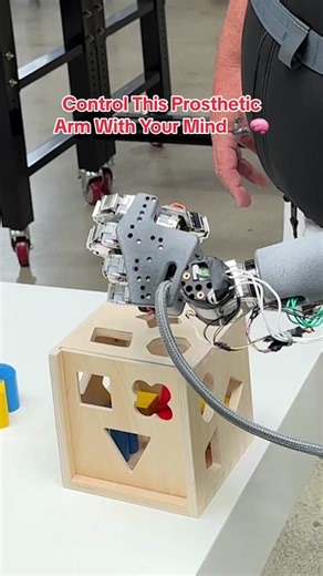 We went to the #lab to learn about the Atom Touch #prosthetic arm, a noninvasive prosthetic with individual finger control. And the first to be controlled by both muscle activity and thought. 🦾 #robotics #roboticarm #atomlimbs #mindcontrolled #prostheticarm #prosthetics #tech #health #healthtech #atomtouch @Lexy | Tech and gadgets