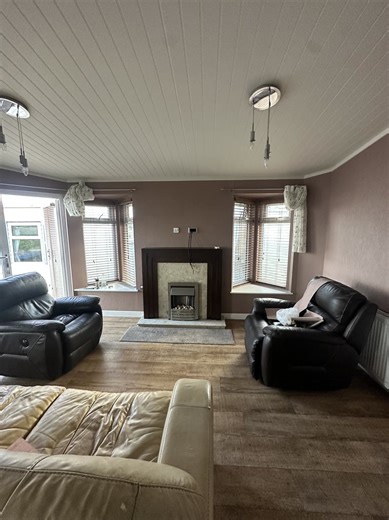 Magnifique maison modulaire Advant Leisure Prix:18'000€ Année 2011 Unité jumelée 40 x 22,6 m Modèle rare et très recherché Prestations résidentielles complètes Double vitrage et chauffage central au gaz 1 chambre XL avec grande salle de bains attenante et dressing La deuxième grande pièce peut être transformée en bureau/espace de travail en une deuxième chambre Baignoire dans la salle de bains principale et douche dans la salle de bains attenante de la chambre parentale Dressing dans la chambre 