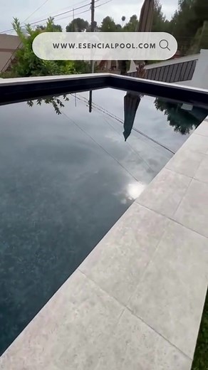 Piscina Elevada en Terreno con Desnivel y Estilo Moderno