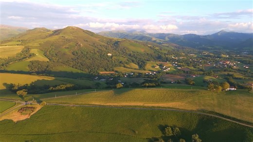🎬 Vidéos vœux 2026 des chasseurs du Sud-Ouest ! Dans le Sud-Ouest, nos territoires sont multiples… mais notre engagement est commun. Cette vidéo de vœux rassemble les Fédérations des Chasseurs des Landes, des Pyrénées-Atlantiques, de la Gironde, du Lot-et-Garonne et du Gers autour d’une même passion et d'une même identité culturelle. 🙏 Merci à tous les chasseurs, bénévoles et partenaires qui œuvrent chaque jour pour la préservation de la biodiversité, la transmission de nos valeurs communes au