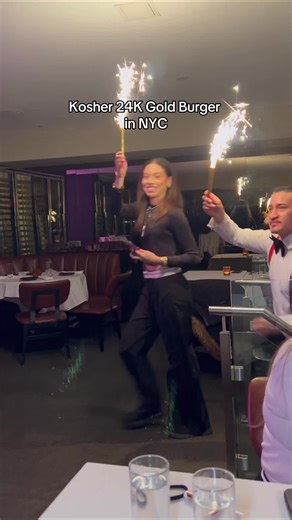 Say hello to the $175 24K Gold Plated Burger from Mocha Lux #goldburger #koshernyc #kosherrestaurant #koshermanhattan #mochalux