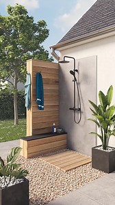 ☀️🚿 #CarnetdIdées Une douche extérieure est idéale pour se rafraîchir lors des journées estivales ou se rincer à la sortie de la piscine ! Découvrez comment en installer une chez vous grâce à ces conseils ! 👇 | Mr.Bricolage