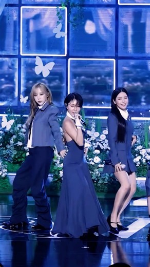 MAMAMOO “4 Flowers” Blue Stage Felt Unreal | HWASA 2026