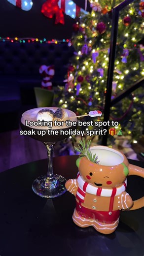 SF's Holly Jolly Bar is now open 🎅✨ See more book your spot via our link in bio 🎄 Sip on seasonal cocktails, enjoy festive bites, and capture holiday magic with friends. Your ticket includes: 🎁 A Welcome Drink (non-alcoholic option available) 🍸 Seasonal cocktails & holiday cheer 🎄 Immersive photo ops under twinkling lights 🕯️ 90 minutes of open seating ❄️ Access to themed bites & drinks Note the best dates will fill up quickly. Tag who you’d take to celebrate the season! #SFBucketList #SF