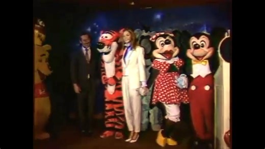 De 1985 à 1988, Le Disney Channel était le rendez-vous magique du samedi soir sur FR3 ! 😍📺 Avant le célèbre générique, retour sur un petit bijou d’archive : la signature du contrat entre Roy Disney et FR3, avec notre inoubliable Douchka en ambassadrice 🥰✨ Et ensuite, place aux merveilles : Zorro, Winnie l’ourson, Davy Crockett... Je me revois, en pyjama devant la télé… Il ne manquait plus qu’un panneau : “Surtout ne pas déranger !” 🤣💫 Et vous, Le Disney Channel, c’était aussi votre rituel d