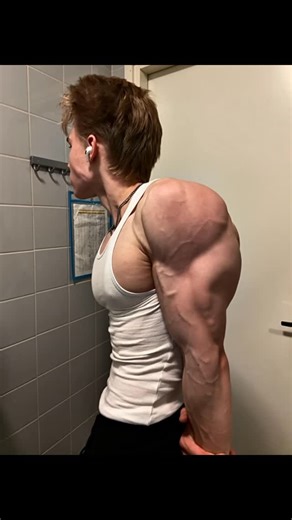 @topiasn_ on Instagram: "Low volume, high intensity, high frequency>>> (my program is in bio) #gym #training #bodybuilding #motivation #fyp #lifting #shredded #transformation"