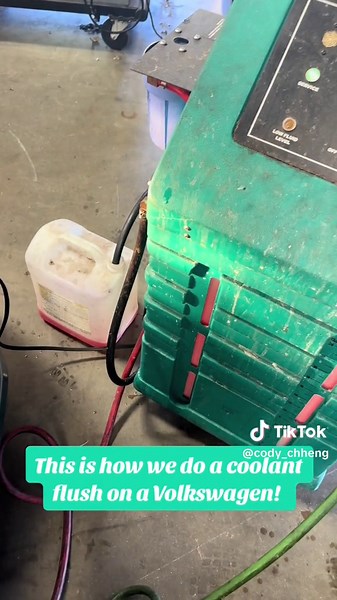 How we do a coolant flush on a volkswagen! @volkswagen @SnaponTools #foryoupage #fy #volkswagen #toolbox #mechanicsoftiktok #vw #vdub #volkswagentechnican #german #germantech #cars #germancars #coolingsystem #engine