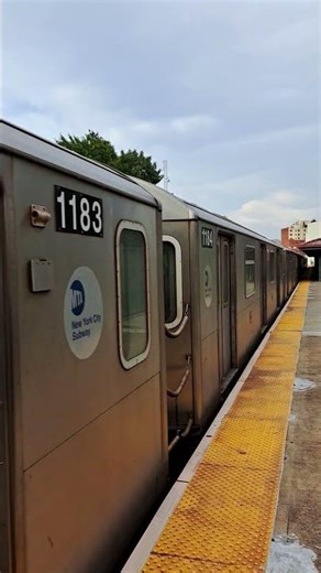 Woodlawn Bound R142 4 train entering Bedford Park Boulevard