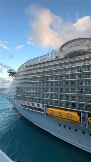 luli bertelotti on Instagram: "el momento de saludar de crucero a crucero les recomiendo no saltearselo ✨ adiós symphony of the seas 👋"