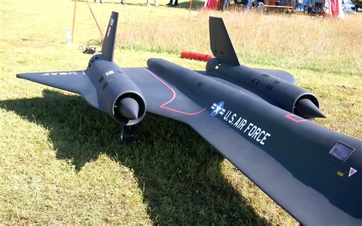 20,000 美元！ 黑鸟 SR-71 美国空军洛克希德 RC 涡轮模型喷气机飞行演示