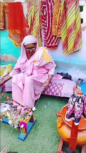 How to make thread from cotton using a spinning wheel // How to operate a charkha #shorts 2025