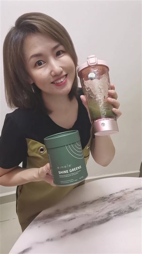 🌟 **给肝、肾、肠来一场“大扫除” | eimele亦餐综合营养绿粉 🌿** **这些“中毒”信号，你中了几条？** 👉 **肝毒堆积** ：应酬喝酒、熬夜伤肝，面色蜡黄、长痘长斑，连护肤品都救不了… 👉 **肾毒滞留**：水肿虚胖、疲倦乏力，喝水都像“堵在身体里”？ 👉 **肠毒泛滥**：外卖吃多后便秘腹胀，肚子硬得像“石头”，皮肤还反复敏感湿疹… ——**别让毒素拖垮你的健康！** 身体自带“净化系统”，但现代人的肝、肾、肠早已超负荷！ --- **为什么你需要亦餐绿粉？** ✅ **靶向排“三毒”**： - **肝毒清道夫**：姜黄、朝鲜蓟、蒲公英，激活肝脏解毒酶，分解酒精、重金属，告别“黄脸婆”！ - **肾毒克星**：樱桃、芦笋、蔓越莓，高钾促排水，尿酸、废物加速排出，水肿虚胖byebye～ - **肠毒终结者**：益生菌 膳食纤维，像“小刷子”扫净宿便垃圾，肠道干净了，湿疹过敏自然少！ ✅ **62种全食营养**：不是普通排毒！小麦草、螺旋藻、黑加仑同步补充维生素、抗氧化剂，排毒不伤身，越喝越轻盈～ ✅ **科学有底气**：14天临床数据，**79%的人肠道改善