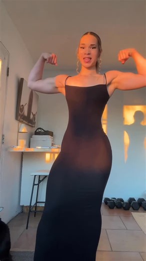 @jellie_fit on Instagram: "Your deltoids are huge 🙂‍↕️ #gym #gymgirl #gymrat #gymtok #bodybuilding"