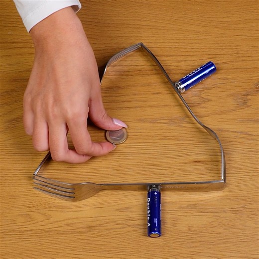 The surprising effects of combining batteries, forks & coin 🔋🍴 | MetDaan Beauty