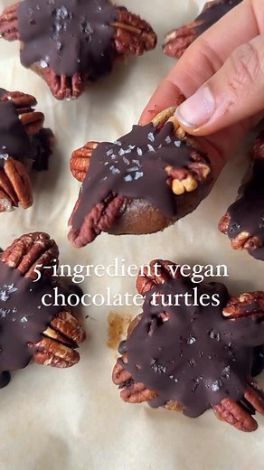 Refined-sugar free chocolate turtles… the simplest, most indulgent treat to make for your holiday get togethers! These chocolate turtles are made with better-for-you ingredients like medjool date, almond butter and toasted pecans that will satisfy the sweet tooth without the crash. Save this recipe & if you make them, make sure to let us know in the comments! 1. Soak 1 ½ cup medjool dates in warm water for 5 minutes and drain. 2. Add pitted dates to a food processor with a splash of vanilla & a 